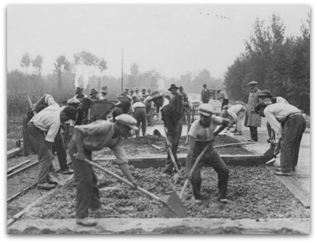 Foto storica di cantonieri al lavoro anno 1935